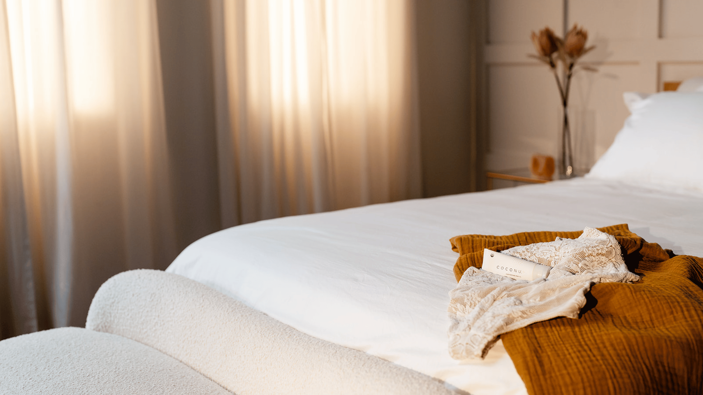 MASSAGE OIL FOR COUPLES: HOW TO MAKE IT A RITUAL, NOT A CHORE